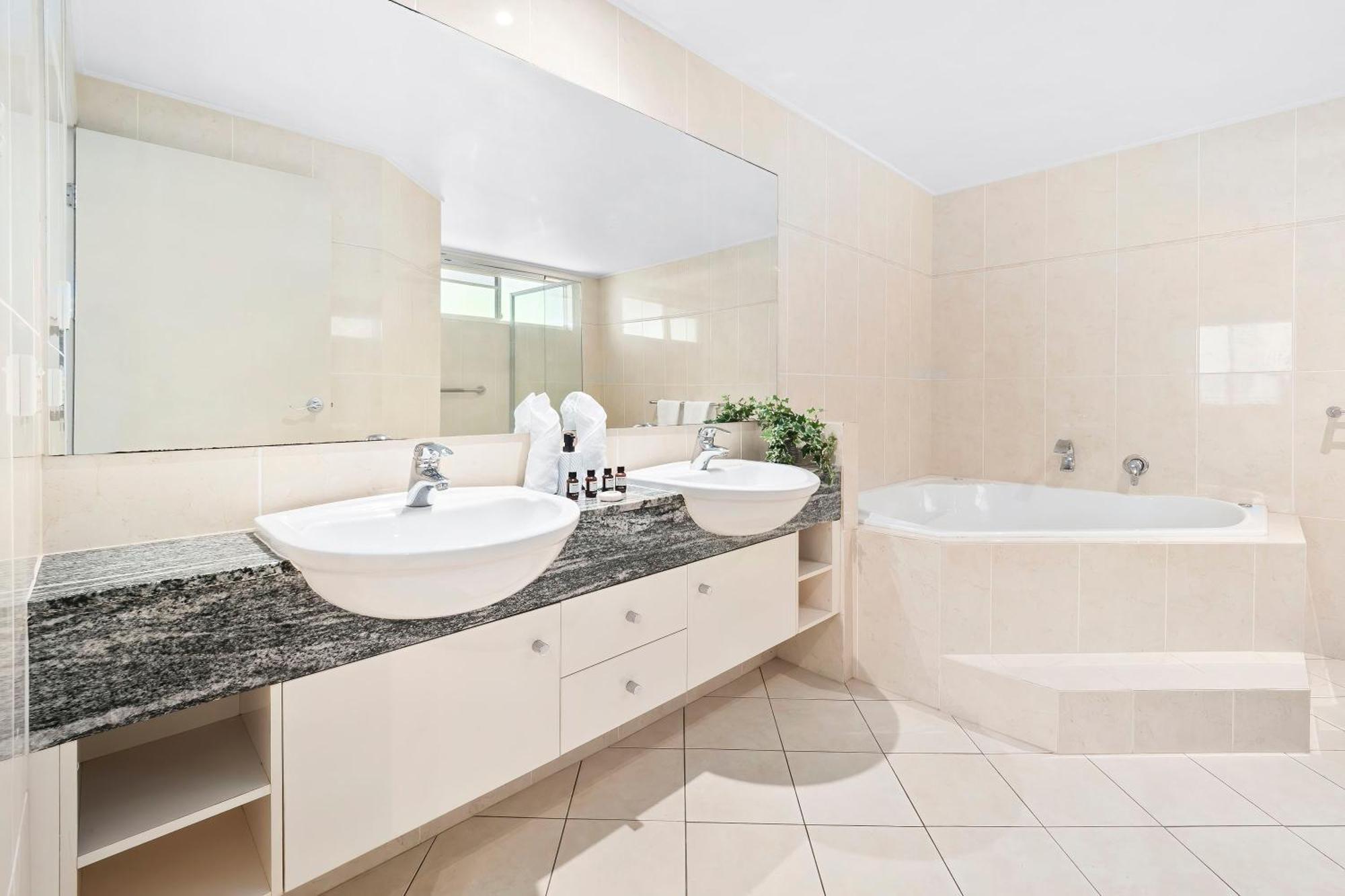 Arlington Apartments Clifton Beach Room photo