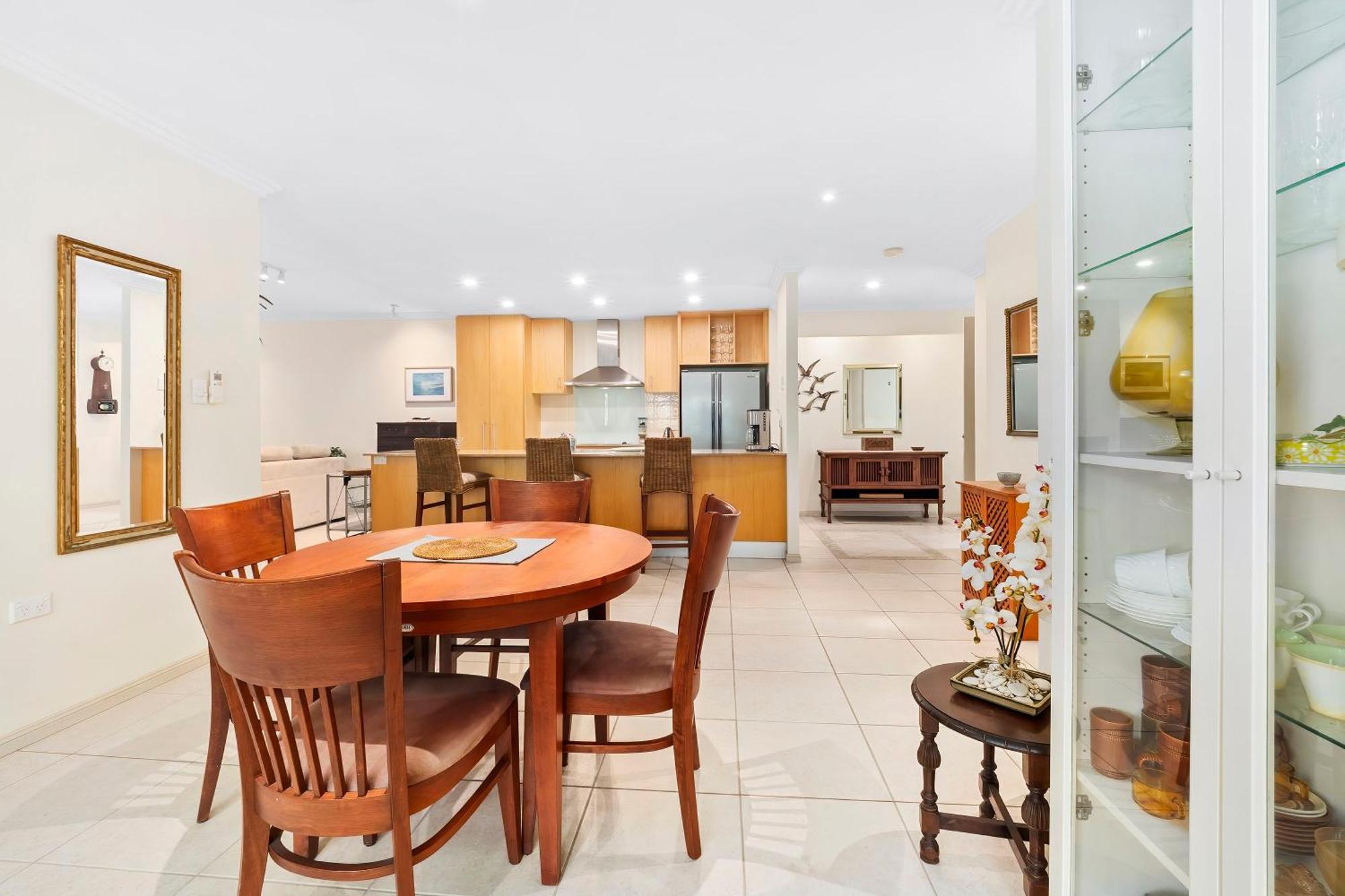 Arlington Apartments Clifton Beach Room photo